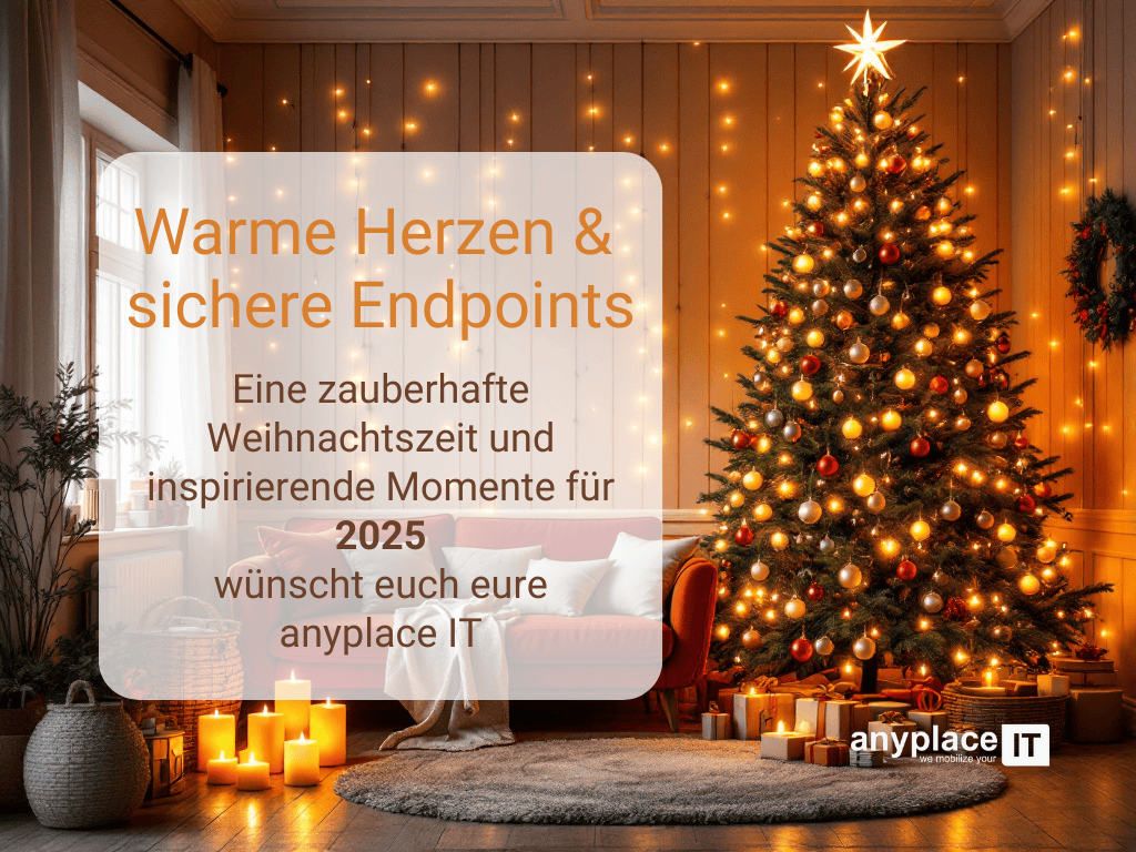 Weihnachtsbaum mit Lichtern und Geschenken im Wohnzimmer