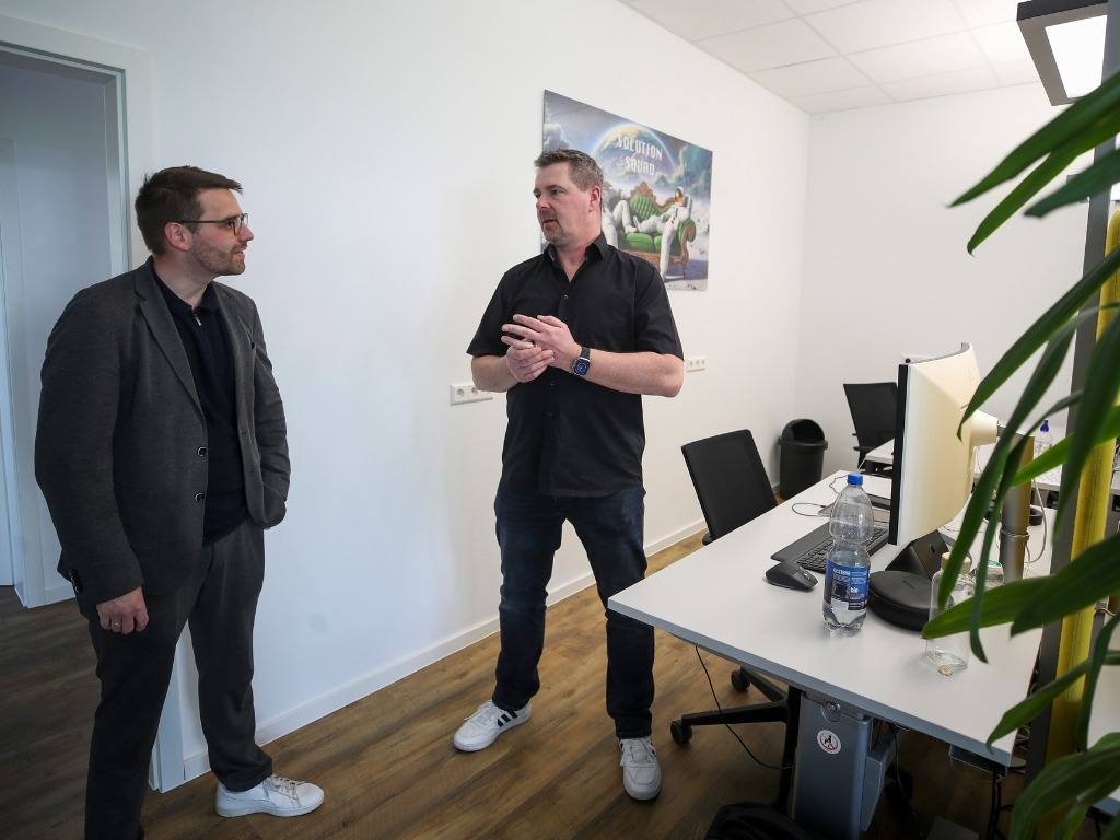 Geschäftsführer Rainer Röckle und Bürgermeister Nathanael Schwarz bei der Besichtigung der neuen anyplace IT Büros in Balgheim.