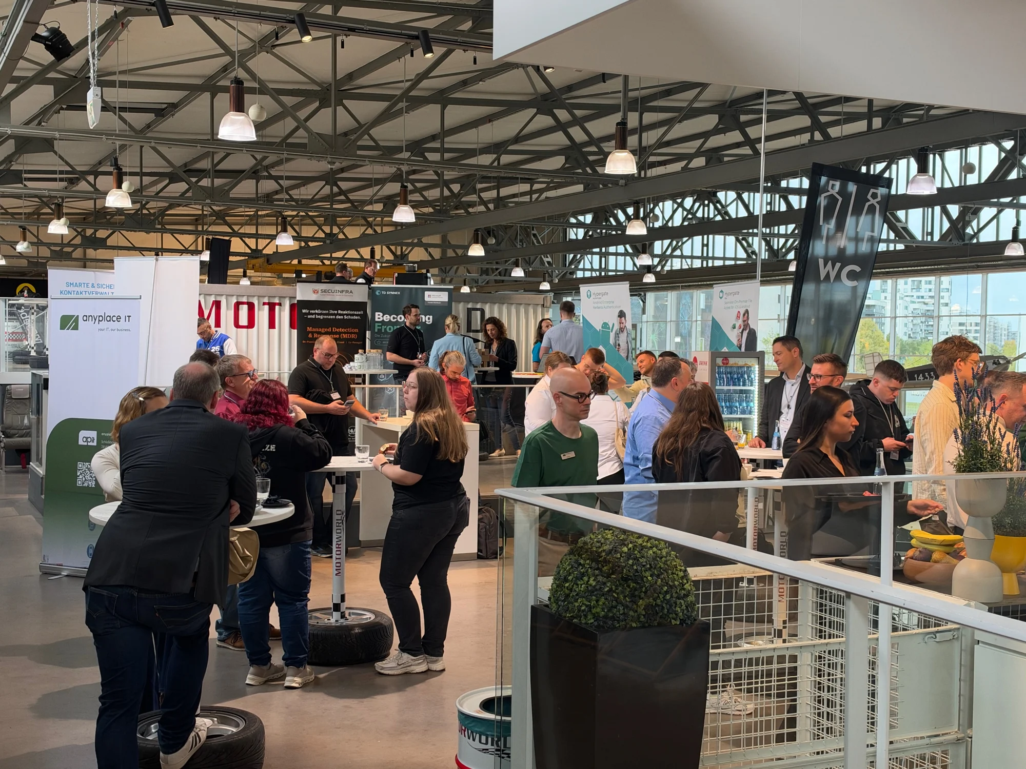 Teilnehmer im Gespräch im Ausstellungsbereich des Enterprise TechDay 2026 in der Motorworld Böblingen.